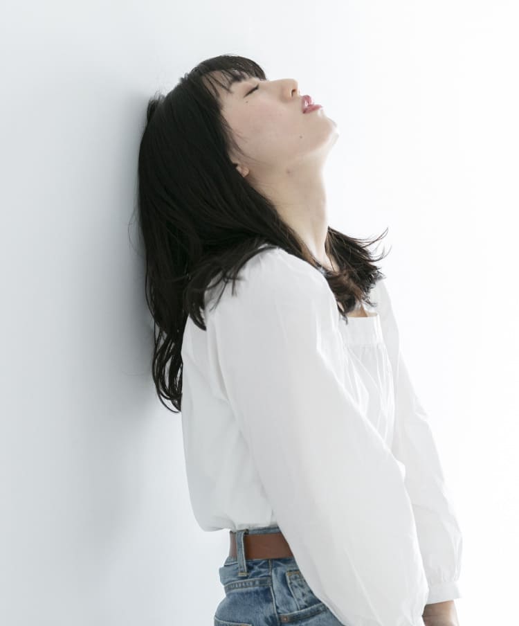 悩む女性